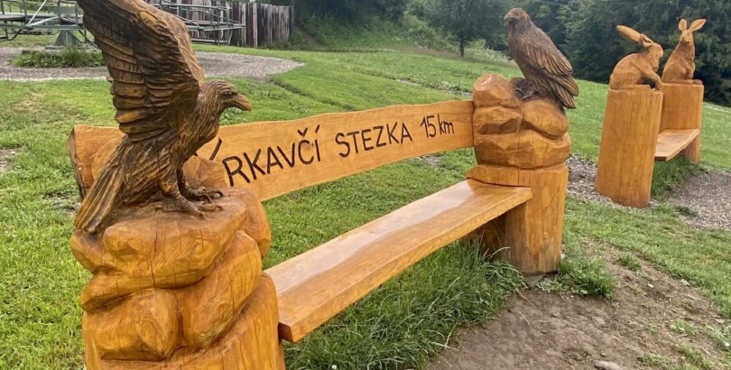Dřevěné lavičky s motivy Po medvědích tlaplách Dřevěné lavičky s motivy Po medvědích tlaplách