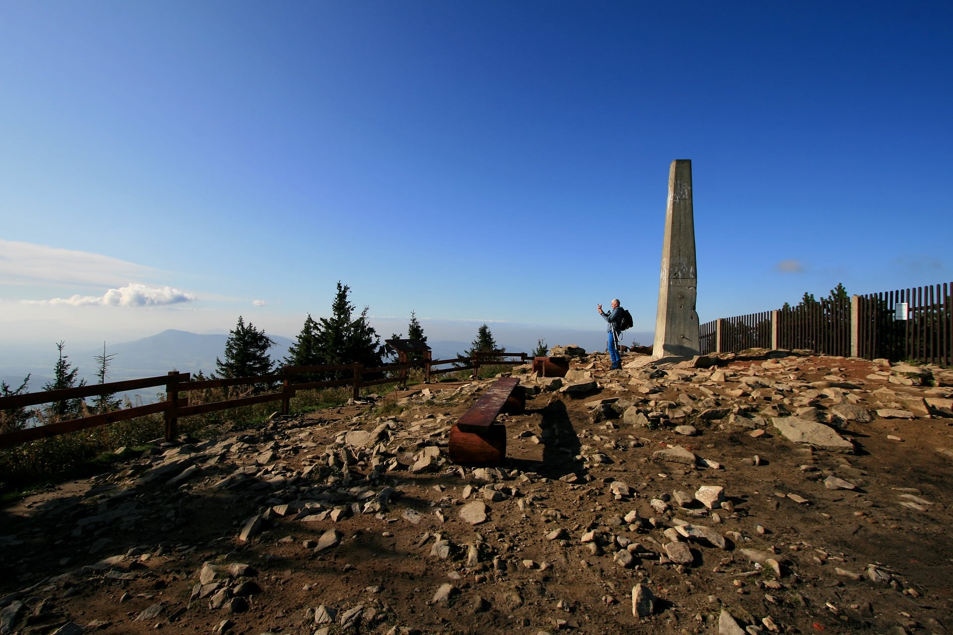 Vrcholový obelisk na Lysé hoře
