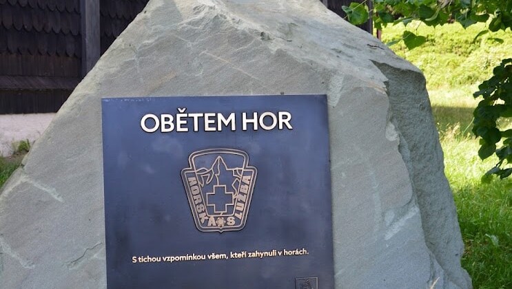Pomník u Dřevěného kostela Panny Marie Pomocnice křesťanů