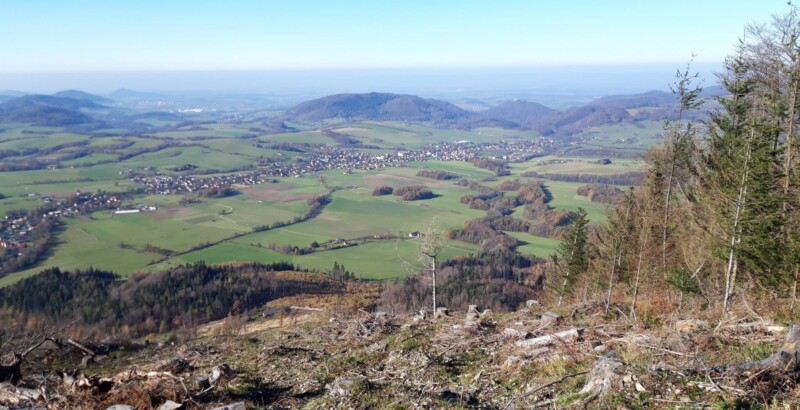 pohled na Kozlovice při cestě po zelené turistícké značce na Ondřejník - sedlo