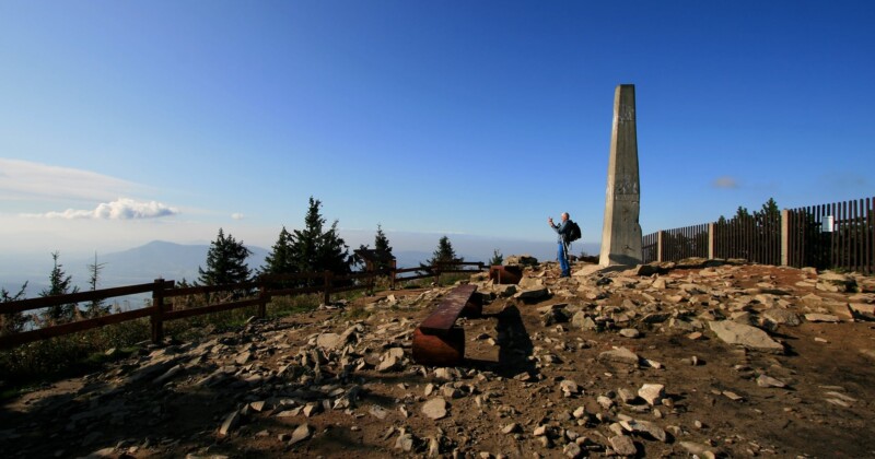 Vrcholový obelisk na Lysé hoře