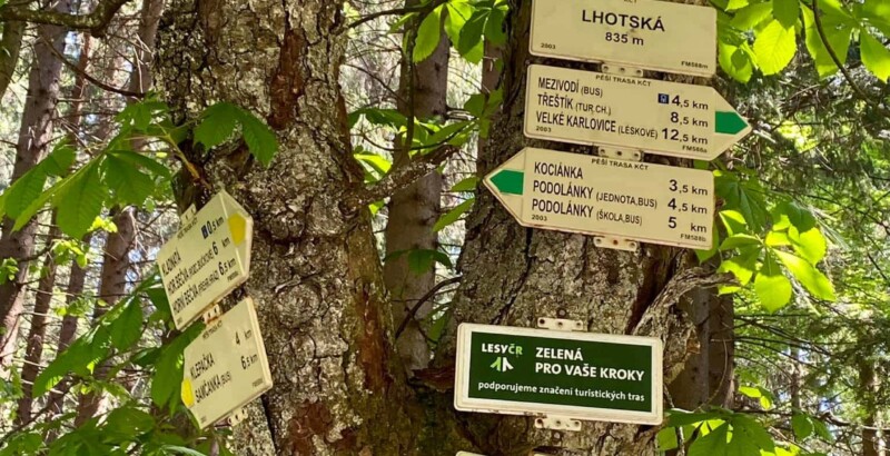 Rozcestník Lhotská (Lhotská louka)