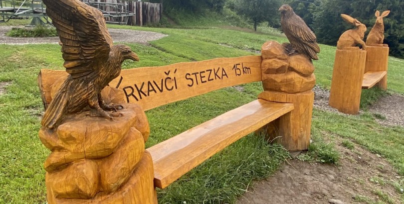 Dřevěné lavičky s motivy Po medvědích tlaplách